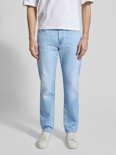 Männermodel trägt Slim Straight Fit Jeans aus Baumwoll-Mix von Tommy Hilfiger in hellem Denim mit 5-Pocket-Design, Ganzkörperansicht von vorne.