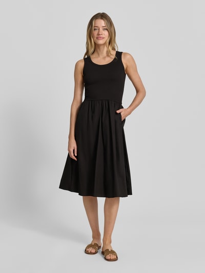Frauenmodel trägt Knielanges Kleid im 2-in-1-Look von Soyaconcept in Schwarz, Reine Baumwolle, A-Linie, Rundhalsausschnitt, Ganzkörperansicht von vorne. Rückenlänge bei Größe S: 100 cm, Brustweite bei Größe S: 33 cm.