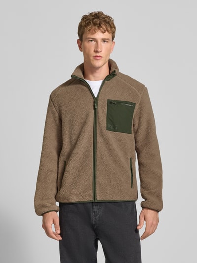 Männermodel trägt Regular Fit Teddyjacke mit Stehkragen Modell 'DALLAS' von ONLY, beige und grün, Herren Teddy- / Webpelzjacke, Ganzkörperansicht von vorne.