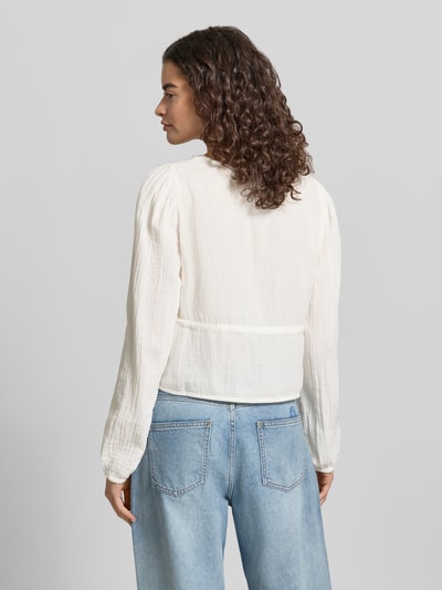 Frauenmodel trägt Regular Fit Langarmbluse aus reiner Baumwolle Modell 'SASTINA' von Pieces, Optik: Unifarben, Musselin, Ganzkörperansicht Rückansicht.