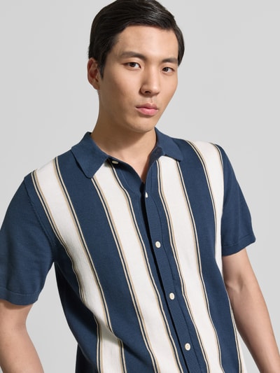 Mannenmodel draagt Polo-Cardigan met 1/2-mouwen van Lindbergh, puur katoen, regular fit, knoopsluiting, detailopname bovenlichaam.