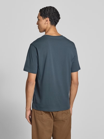 Männermodel trägt T-Shirt mit Rundhalsausschnitt Modell 'ORGANIC' von JACK & JONES in Dunkelblau, glatte Baumwollstruktur, Ganzkörperansicht Rückansicht, Herren T-Shirt, gerader Schnitt, Rückenlänge bei Größe M 68 cm.