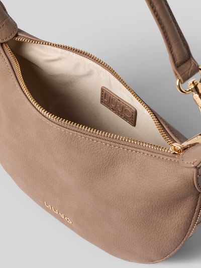 Produktfoto, Shoulder Bag in Leder-Optik Modell 'Kaliska' von Liu Jo White in Beige, glatte und strukturierte Oberfläche, goldfarbener Reißverschluss, Hauptfach mit Logo-Detail, abnehmbare Schulterriemen, 26x17x8 cm, Länge Schulterriemen 44 cm
