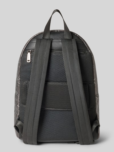 Produktfoto, Rucksack in Leder-Optik Modell 'Zafir' von VALENTINO BAGS in Schwarz, Mesh-Rückseite, verstellbare Schulterriemen, Rückansicht. Hauptfach mit Reißverschluss, Logo-Detail, schlankes Design.