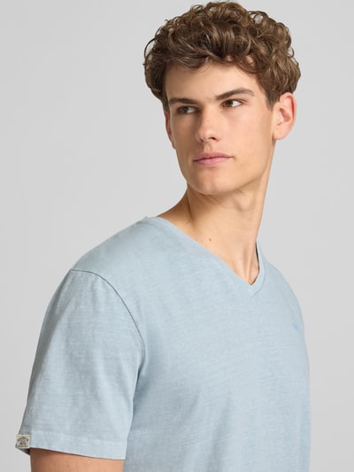Männermodel trägt T-Shirt aus Baumwoll-Leinen-Mix mit V-Ausschnitt von Superdry in Hellblau, Regular-Fit, feine Struktur, Stitching, Rückenlänge bei Größe M: 68 cm, Nahaufnahme Oberkörper.