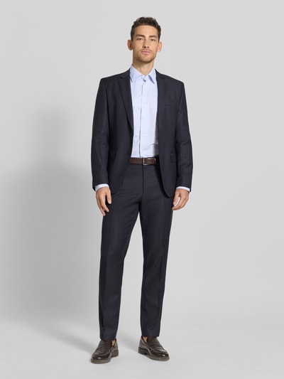 Męski model nosi Regular Fit Businesshemd aus Baumwoll-Mix od BOSS, jasnoniebieska koszula z nadrukiem, kołnierzyk kent, guzikowa listwa, krój regular fit, wzór całopowierzchniowy, garnitur, pełny widok z przodu.