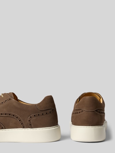 Produktfoto, Sneaker aus echtem Leder Modell 'Saturn' von DIGEL mit abgerundeter Passform, Lochmuster, Logo-Detail, braune Farbe, strukturierte Oberfläche, Absatzhöhe 4 cm, Schafthöhe 8 cm, Schaftweite 10 cm.