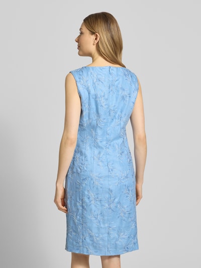 Frauenmodel trägt Knielanges Etuikleid mit Stitchings von WHITE LABEL in Hellblau, Gerader-Schnitt, Rundhalsausschnitt, Knielänge, Rückansicht, Ganzkörperansicht. Rückenlänge bei Größe 36: 99 cm, Brustweite bei Größe 36: 42 cm.