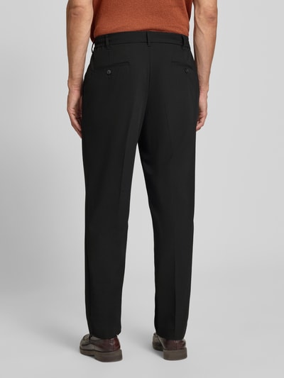 Męski model nosi Straight Fit Hose mit Viskose-Anteil von MCNEAL, czarny kolor, elastyczna mieszanka materiałów, zakładki w pasie, kieszenie z tyłu, zapięcie na guzik i zamek błyskawiczny, szerokość w rozmiarze M: 41 cm, długość wewnętrzna nogawki w rozmiarze M: 75 cm, spodnie materiałowe, ganzkörperansicht z tyłu.