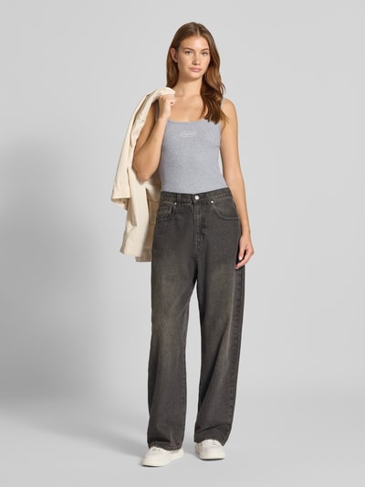 Guess Jeans Top o kroju slim fit z prążkowaniem i wyhaftowanym logo Jasnoszary melanż 1