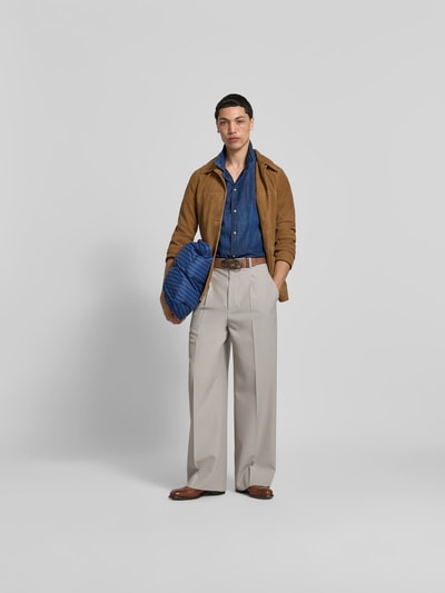 Männermodel trägt Regular Fit Jeanshemd aus Reiner Baumwolle von Diesel, Dunkelblau, Druckknopfleiste, Reverskragen, Halbarm, Ganzkörperansicht von vorne