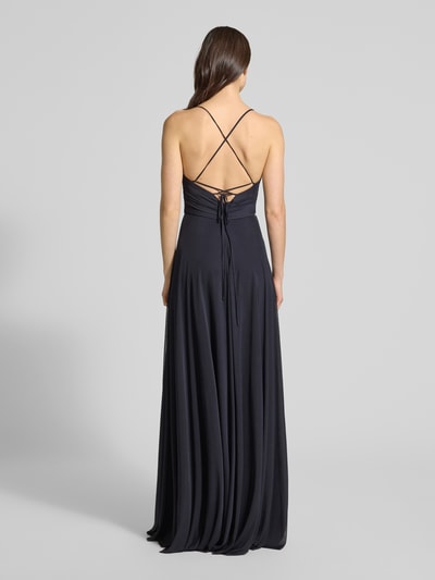 Frauenmodel trägt Maxikleid in Wickel-Optik mit rückseitiger Schnürung von Jake*s Cocktail, Material-Mix mit Stretch-Anteil, A-Linie, fließender Stoff in dunkler Farbe, Ganzkörperansicht Rückansicht. Rückenlänge bei Größe 36: 135 cm, Brustweite bei Größe 36: 34 cm.