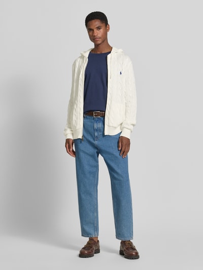 Męskimodel nosi Regular Fit Strickjacke aus reiner Baumwolle von Polo Ralph Lauren, kremowy kardigan rozpinany, gładkie faktury, Ganzkörperansicht von vorne.