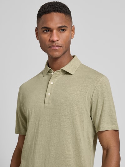 Männermodel trägt Slim Fit Poloshirt aus Leinen-Elasthan-Mix von OLYMP Level Five, Knopfleiste, 1/2-Arm, Rückenlänge 70 cm, Nahaufnahme Oberkörper.