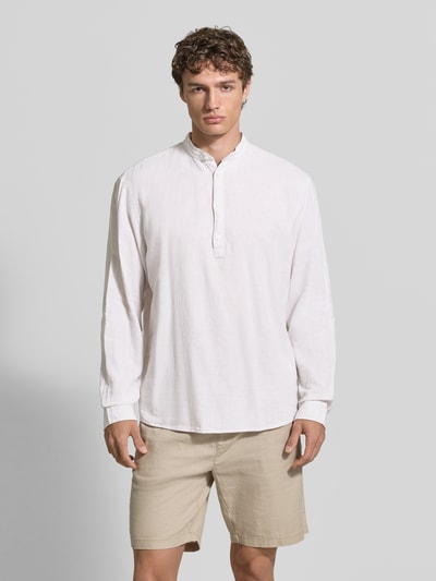 Männermodel trägt Regular Fit Freizeithemd aus Leinen-Baumwoll-Mix von MCNEAL in Beige mit Stehkragen und Knopfleiste, Ganzkörperansicht von vorne. Rückenlänge bei Größe M: 75 cm, Schulterbreite: 51 cm, Ärmellänge: 66 cm.