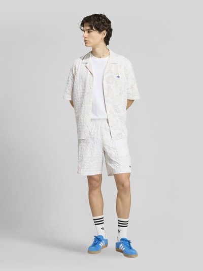 adidas Originals Koszula casualowa o kroju relaxed fit z seersucker z aplikacją z logo Złamany biały 1