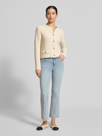 Frauenmodel trägt Bootcut Jeans mit Fransen Modell 'SHAKIRA' von Brax, hellblau, Baumwoll-Mix mit Stretch, verkürzte Passform, Ganzkörperansicht von vorne