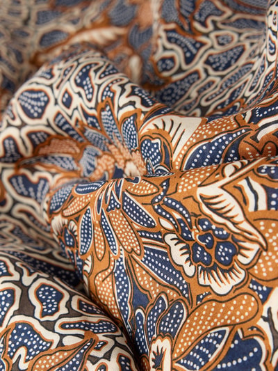 Productfoto, Schal aus Modal-Seiden-Mix Modell 'ASARONG' van Weekend Max Mara, dames sjaal met all-over bloemenmotief, mix van modal en zijde, kleur bruin-blauw, detailopname