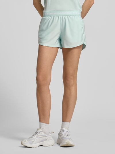 Frauenmodel trägt Shorts mit elastischem Bund und Logo von Under Armour in hellblau, Regular Fit, Label-Details, Ganzkörperansicht von vorne.