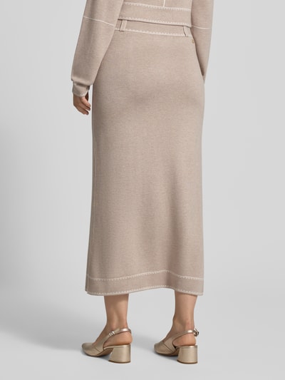 Frauenmodel trägt Midirock aus Viskose-Mix mit Seide-Anteil Modell 'Gonna Maglia' von Liu Jo in Beige, Strick-Optik, Straight Fit, Ganzkörperansicht Rückansicht.