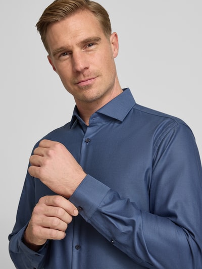 Männermodel trägt Regular Fit Businesshemd in Premiumqualität von Jake*s in Blau, Haifischkragen, reine Baumwolle, Nahaufnahme Oberkörper.