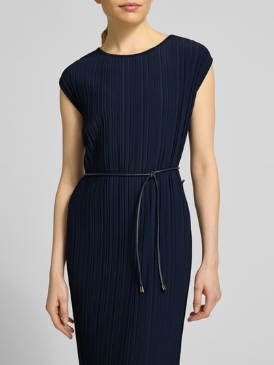 Frauenmodel trägt Midikleid mit Rundhalsausschnitt und Bindegürtel von ROBE LÉGÈRE, dunkles Blau, Material-Mix mit Stretch-Anteil, Gerader-Schnitt, Nahaufnahme Oberkörper