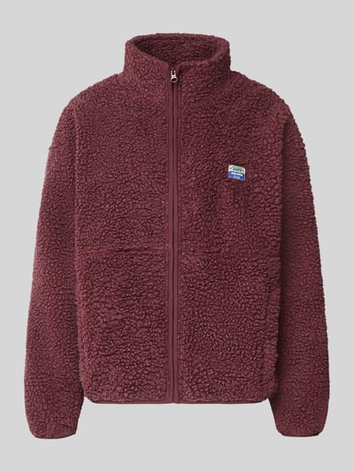 Produktfoto, Regular Fit Jacke aus Teddyfell Modell 'Hoktown' von American Vintage, bordeaux, grob strukturierte Oberfläche, Stehkragen, Logo-Patch, Reißverschluss