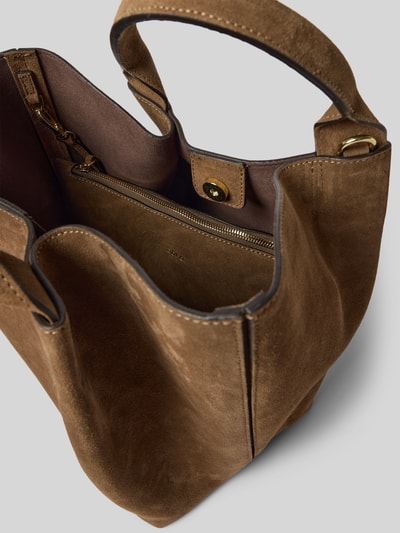 Produktfoto, Shopper aus echtem Leder mit herausnehmbarer Kosmetiktasche von Abro in Braun, samtige Textur, goldene Details, Hauptfach mit Magnetverschluss, abnehmbarer Schulterriemen, kurze Tragehenkel, Label-Detail metallic, Innenansicht