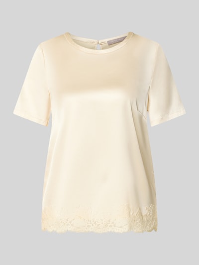 Produktfoto, Regular Fit Bluse aus Satin mit Spitzenbesatz von Christian Berg Woman Selection, glänzende cremefarbene Textur, kurzer Ärmel, Rundhalsausschnitt, elastischer Material-Mix