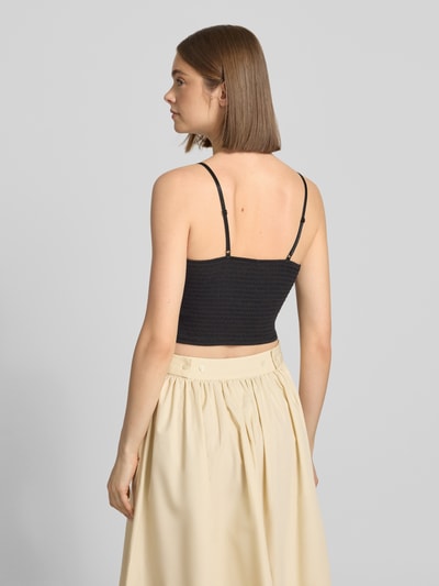 Frauenmodel trägt Slim Fit Trägertop aus Viskose-Mix Modell 'HONEY' von Only, schwarz, unifarben, Cropped-Länge, Rückansicht