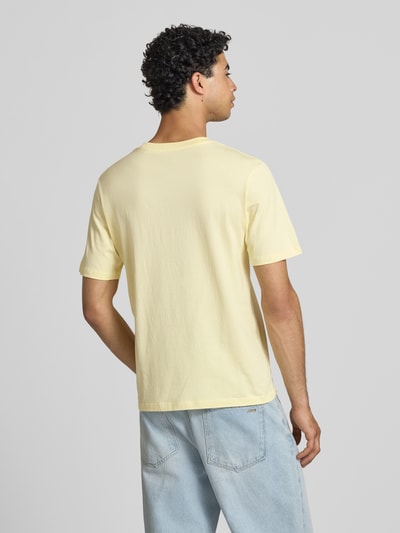 Männermodel trägt Regular Fit Herren T-Shirt mit Logo-Print Modell 'Eres' von Jack & Jones aus reiner Baumwolle, Rückenlänge 68 cm, Ganzkörperansicht Rückansicht.
