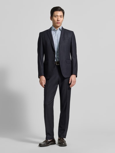 Männermodel trägt Regular Fit Business-Hemd mit Kentkragen von Christian Berg Men in Blau-Weiß mit Knopfleiste, Reine Baumwolle, 1/2-Arm, Rückenlänge 77 cm, Schulterbreite 46 cm, Ärmellänge 22 cm, Ganzkörperansicht von vorne.