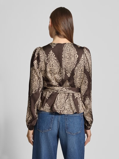 Männermodel trägt Regular Fit Bluzka z wzorem paisley na całej powierzchni model 'Rista' od Neo Noir, kopertowy styl, długi rękaw, taliowany krój, długość tyłu 54 cm, długość rękawa 63 cm, widok całej sylwetki od tyłu