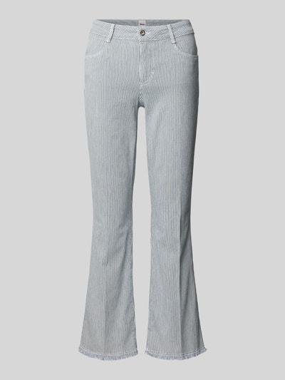 Produktfoto, Jeans mit Eingrifftaschen Modell 'SHAKIRA' von Brax aus Baumwoll-Mix mit Stretch, hellblau-weiß gestreift, sichtbare Knöpfe und Reißverschluss, verkürzte Passform, strukturierte Oberfläche.