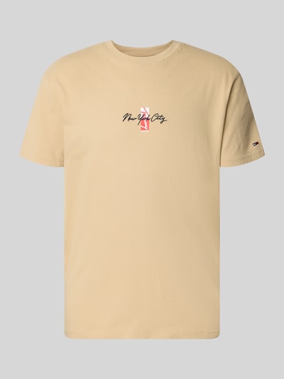 Produktfoto, Regular Fit T-Shirt aus reiner Baumwolle von Tommy Jeans in Optik: Unifarben, Motiv-Print auf Brust, Rundhals, Kurzarm, Jersey, Beige.