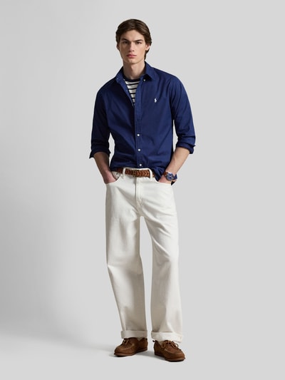 Männermodel trägt Regular Fit Freizeithemd aus reiner Baumwolle von Polo Ralph Lauren in Optik: Unifarben, Ganzkörperansicht von vorne.