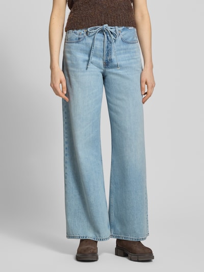 Kobiece model prezentuje Loose Fit Jeans aus Baumwoll-Lyocell-Mix Modell 'ASTRAEAAS' od Armedangels, jasny denim, szlufki, naszywka z logo, 5 kieszeni, mieszanka bawełny i lyocellu, szerokie nogawki, zapięcie na guzik i kryty zamek błyskawiczny, widok całej sylwetki z przodu.