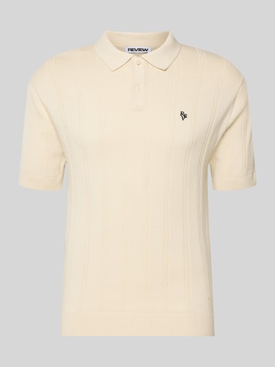 Produktfoto, Slim Fit Strick-Poloshirt mit Label-Stitching von REVIEW, cremefarben, Zopfmuster, reine Baumwolle, Knopfleiste, Vorderansicht