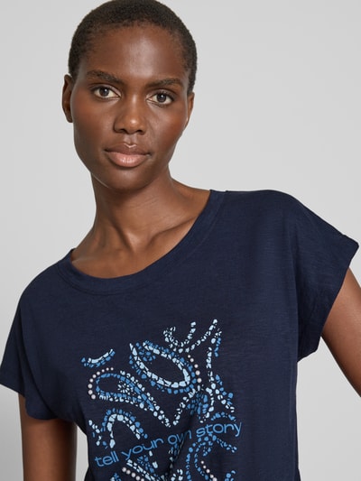 s.Oliver RED LABEL Relaxed Fit T-Shirt aus Baumwoll-Viskose-Mix mit Artwork Print Marine 3