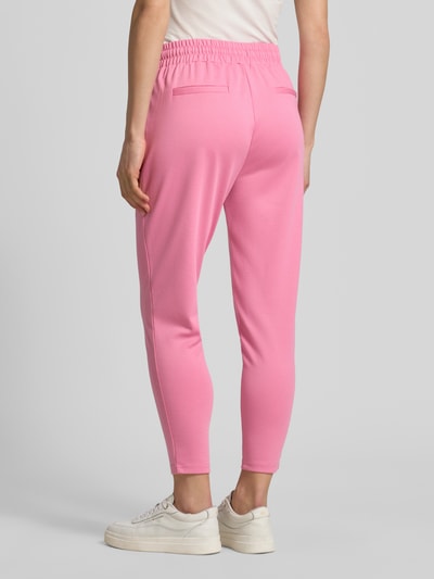 Frauenmodel trägt pinke Sweatpants mit Tunnelzug Modell 'KATE' von ICHI, Material-Mix, elastischer Bund, Ganzkörperansicht Rückansicht.