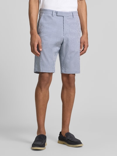Männermodel trägt Bermudas aus Viskose-Mix Modell 'BEPPE' von CINQUE in Weiß-Blau mit feiner Streifenstruktur, Eingrifftaschen, Regular-Fit, Nahaufnahme Oberkörper bis Knie, Bundweite 44 cm, Innenbeinlänge 27 cm.