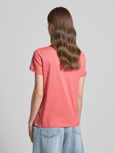 Frauenmodel trägt Regular Fit T-Shirt aus reiner Baumwolle von Tom Tailor in Optik: Unifarben, Materialverarbeitung: Jersey, Ganzkörperansicht Rückansicht.