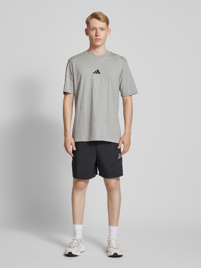 ADIDAS SPORTSWEAR T-Shirt mit Label-Stitching Hellgrau 1