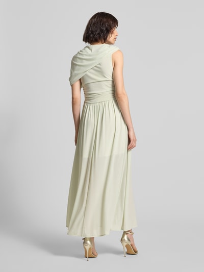Kobiece model prezentuje długą sukienkę z drapowaniami Maxikleid mit Drapierungen Modell 'MEJSE' od Copenhagen Muse, mieszanka materiałów z dodatkiem streczu, taliowany fason, długość tyłu w rozmiarze S: 134 cm, szerokość w rozmiarze S: 37 cm, pastelowy odcień, gładka tekstura, widok całej sylwetki z tyłu.