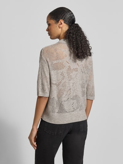 Modelka nosi Relaxed Fit Pullover aus Escorial Woll-Mix mit Kaschmir-Anteil von HERZENS, beżowy sweter damski, wzór ażurowy, półrękaw, kołnierz wykładany, dzianina, długość tyłu 55 cm, rozmiar 36, widok całej sylwetki z tyłu