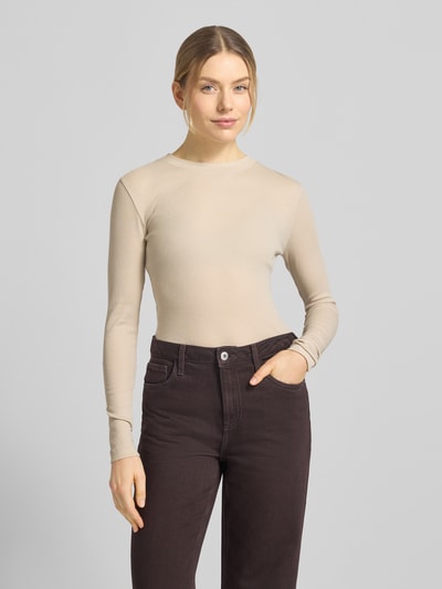 Frauenmodel trägt Slim Fit Langarmshirt aus Baumwoll-Mix von Marc O'Polo, Optik: Unifarben, Rundhals, Ärmelform: Langarm, Materialverarbeitung: Ripp, Nahaufnahme Oberkörper.
