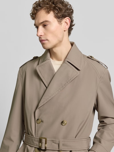 Männermodel trägt Regular Fit Trenchcoat mit Taillengürtel Modell 'TRENCH SUMMER' von Strellson in Beige, Nahaufnahme Oberkörper.