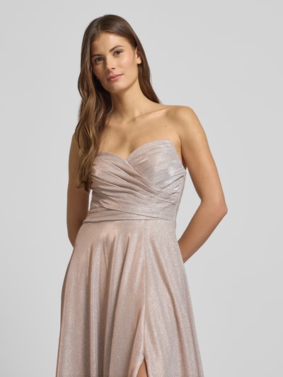 Frauenmodel trägt Off-Shoulder-Kleid mit Herz-Ausschnitt von Jake*s Cocktail in schimmerndem Beige mit Raffungen, tailliertem Schnitt, Nahaufnahme Oberkörper.