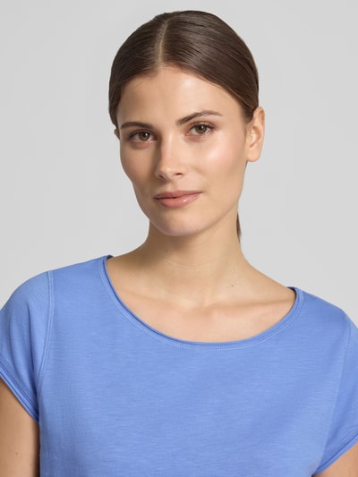 Frauenmodel trägt T-Shirt mit Rundhalsausschnitt von Christian Berg Woman in Blau, Reine Baumwolle, Regular-Fit, Rollsaum, Nahaufnahme Oberkörper.