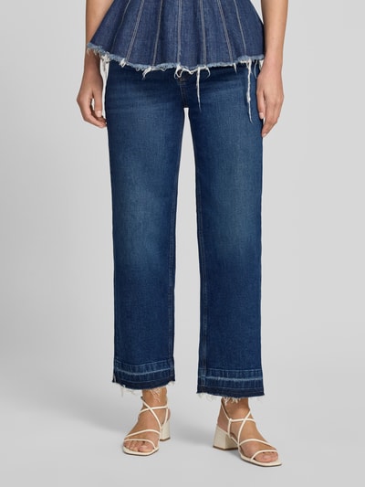 Frauenmodel trägt Jeans in verkürzter Passform mit Fransen von JOOP! aus Baumwoll-Mix mit Stretch-Anteil, Eingrifftaschen, Ganzkörperansicht von vorne.